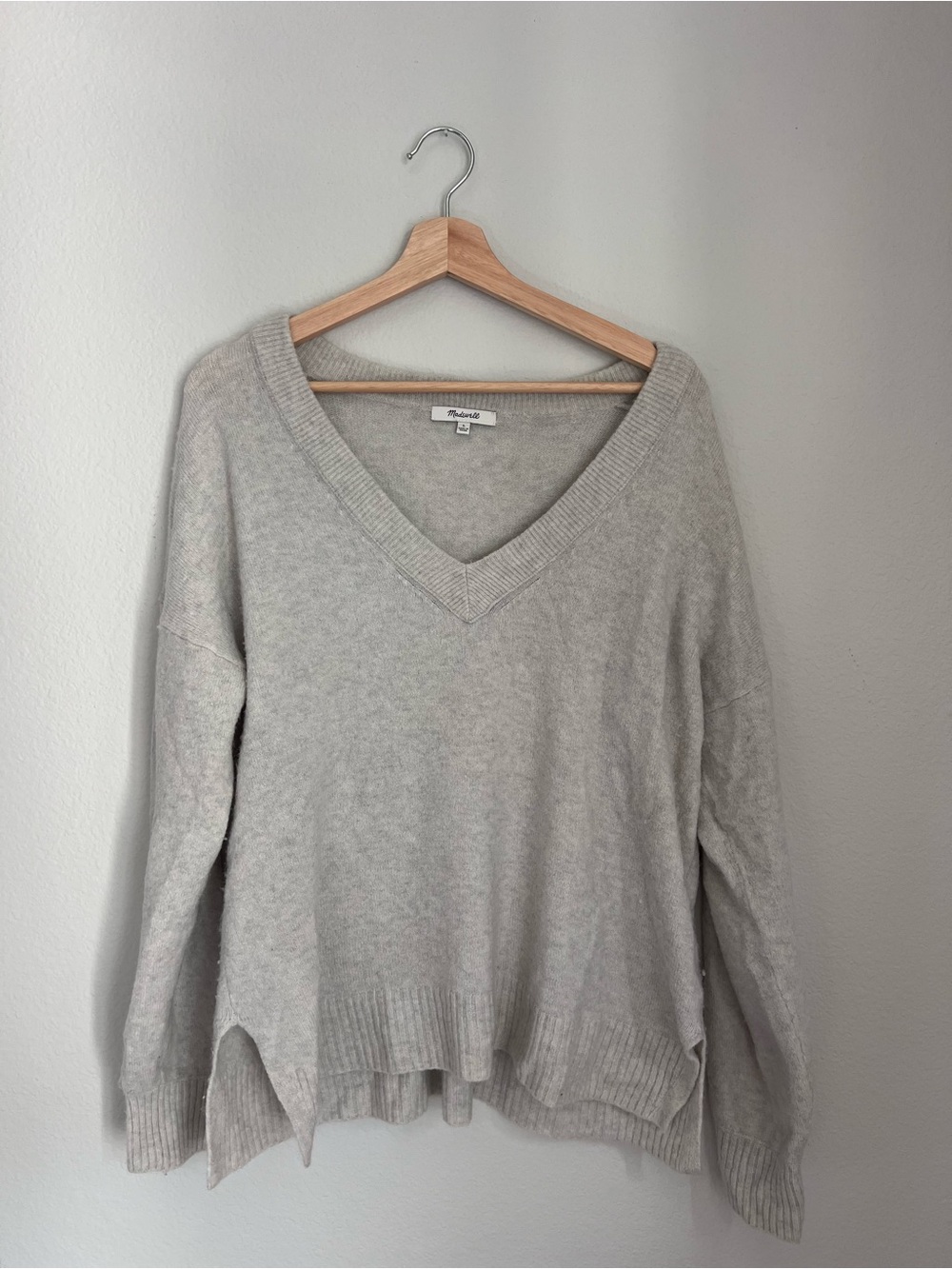 Madewell Cozy V-Neck Sweater in Light Gray
